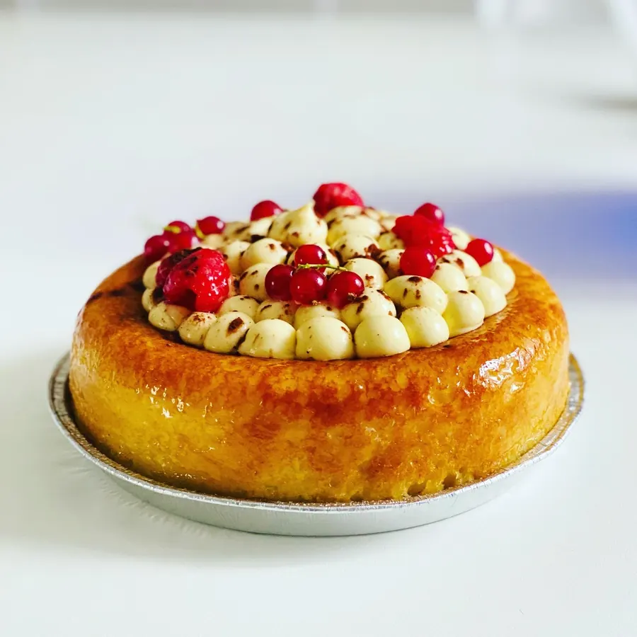 Savarin topped with berries